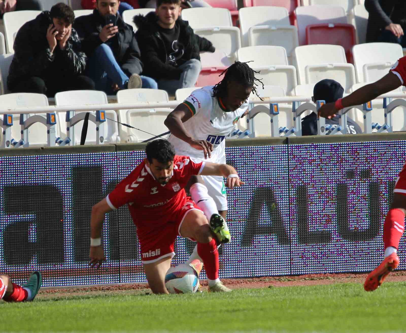 Trendyol Süper Lig: Sivasspor: 1 - Alanyaspor: 0 (İlk yarı)
