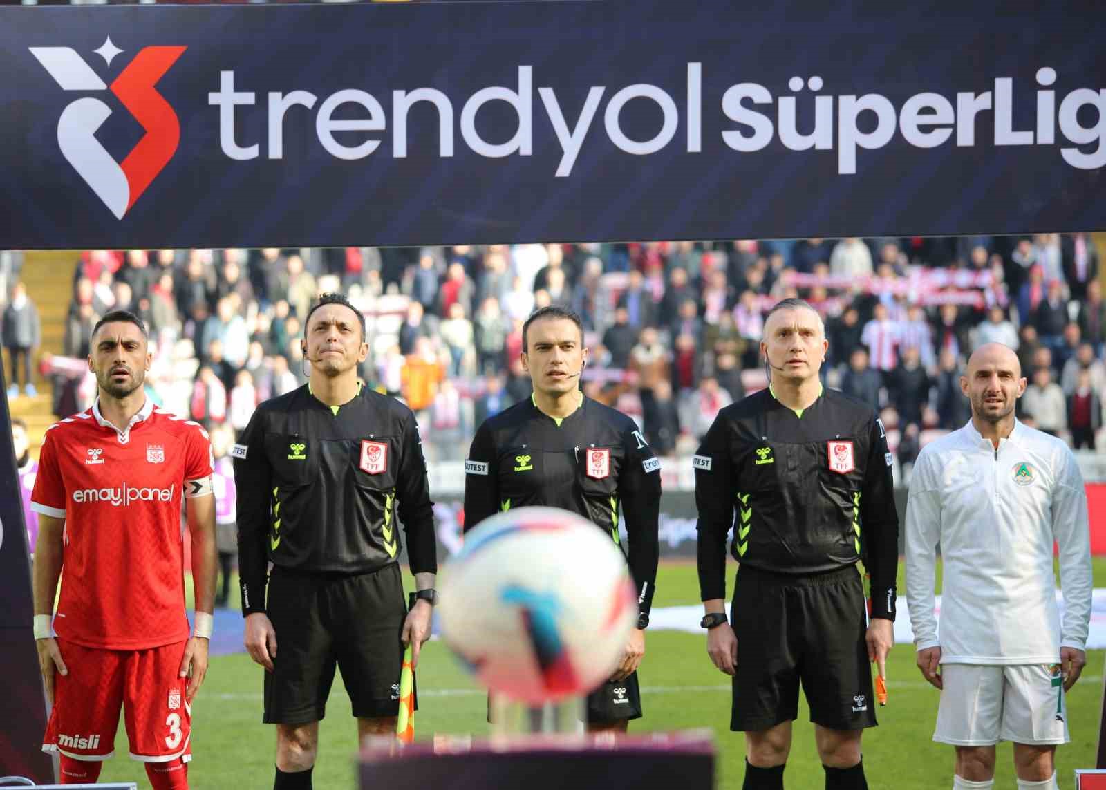 Trendyol Süper Lig: Sivasspor: 1 - Alanyaspor: 0 (İlk yarı)
