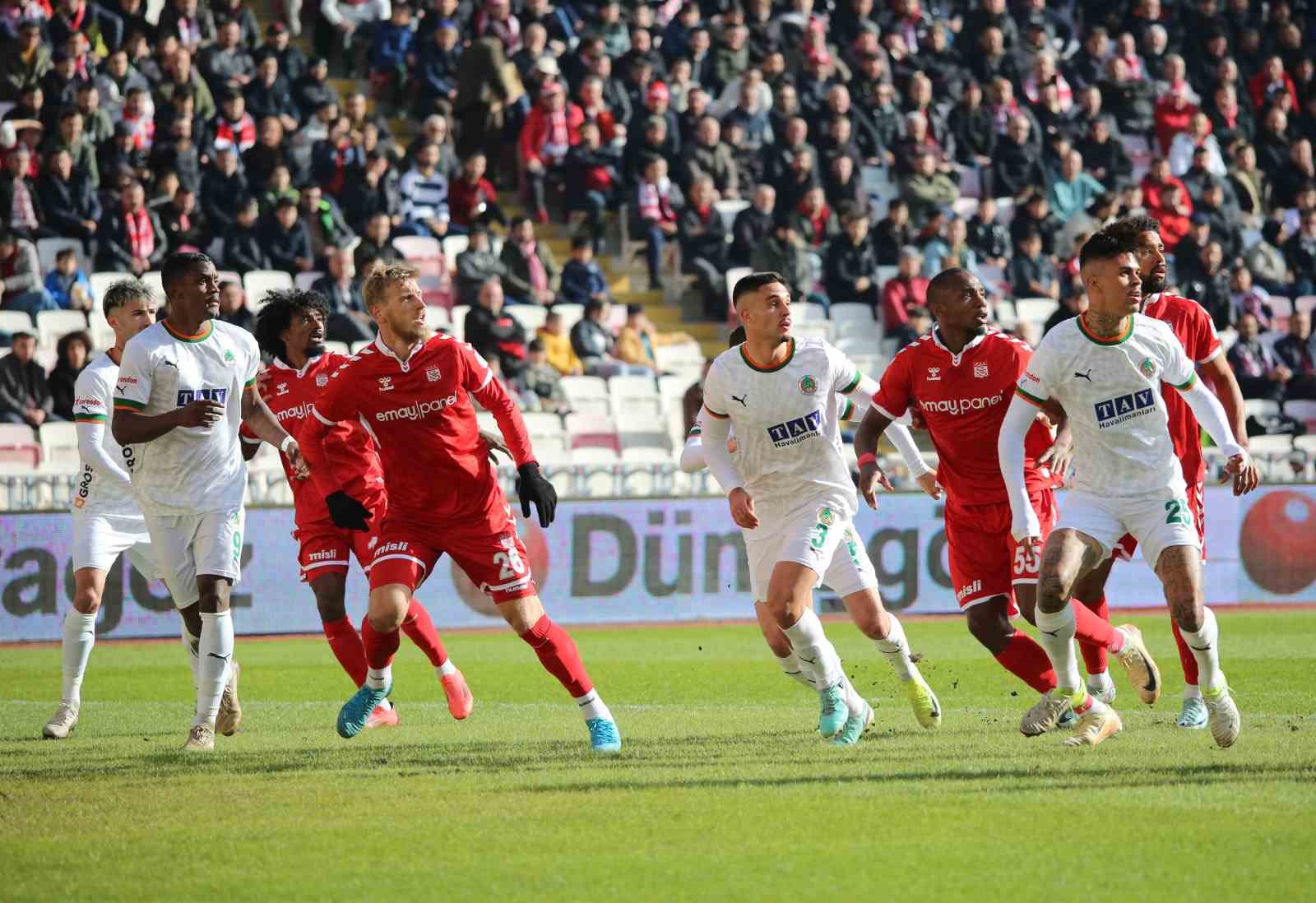 Trendyol Süper Lig: Sivasspor: 1 - Alanyaspor: 0 (İlk yarı)
