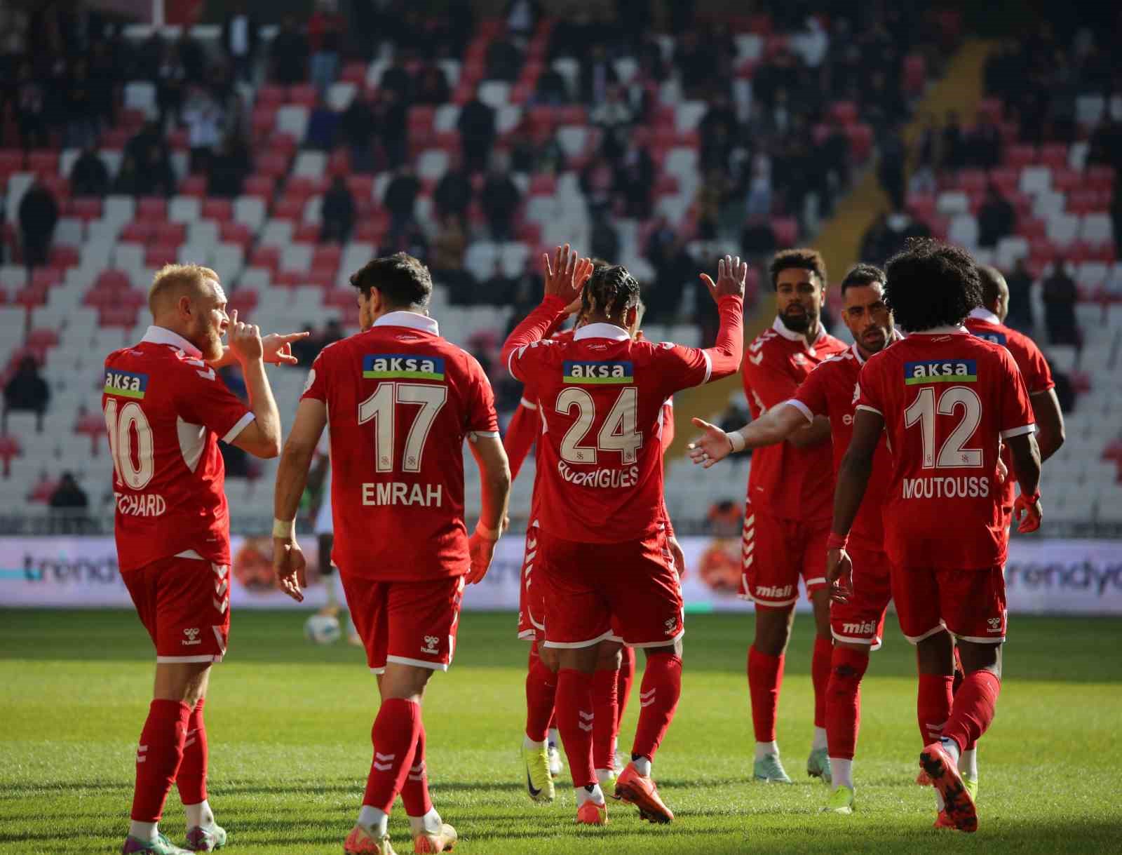 Trendyol Süper Lig: Sivasspor: 1 - Alanyaspor: 0 (İlk yarı)
