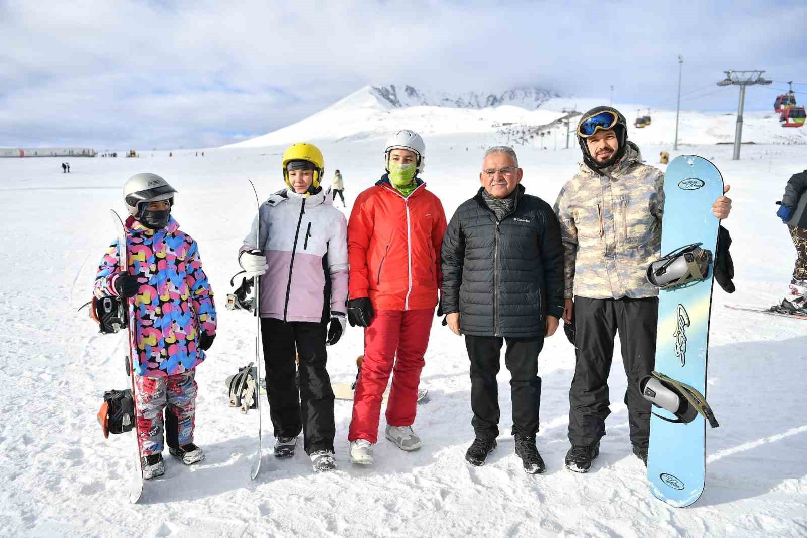 Başkan Büyükkılıç, turistlerle dolup taşan Erciyes’i ziyaret etti
