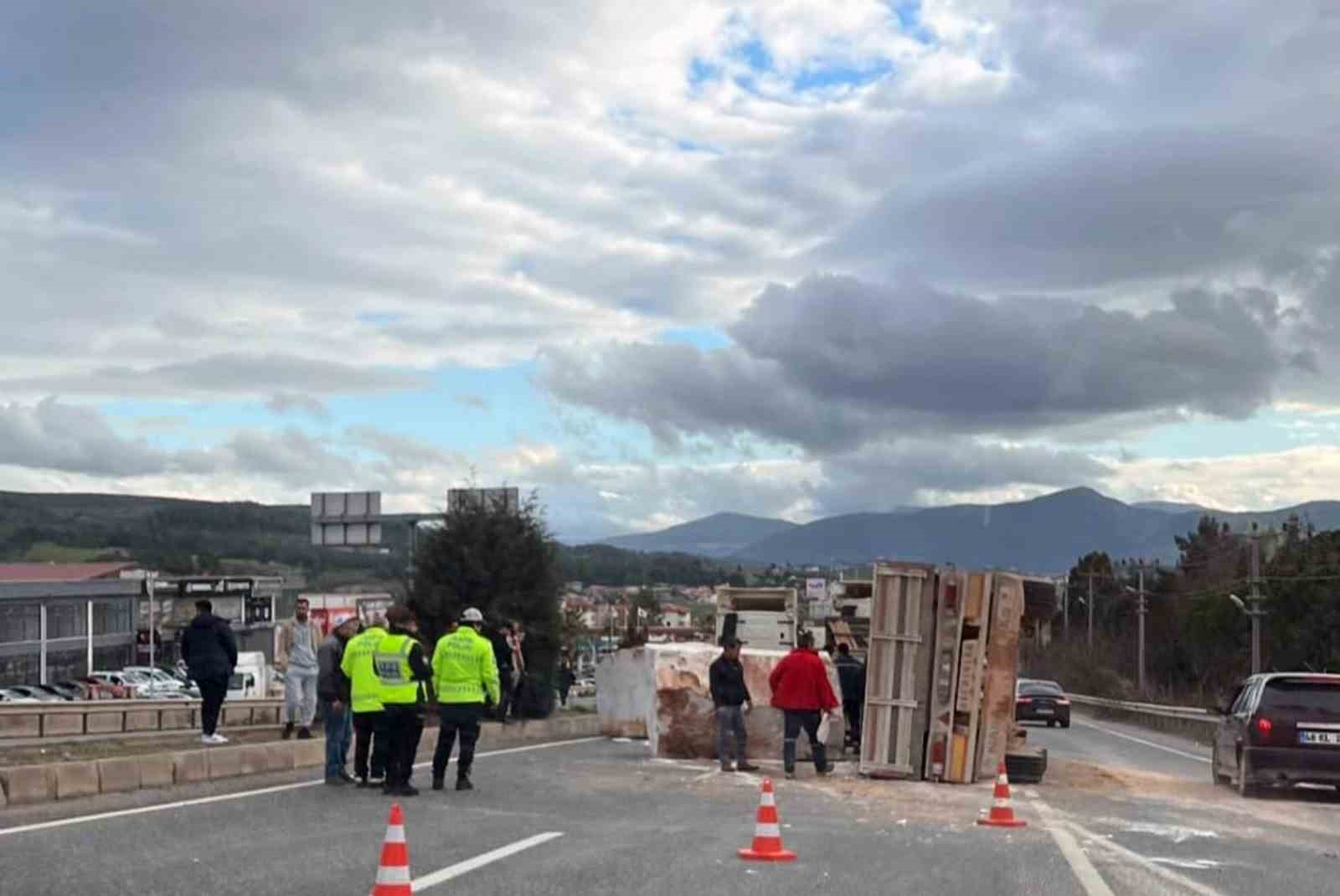 Mermer blok taşıyan Tır’ın dorsesi karayoluna devrildi
