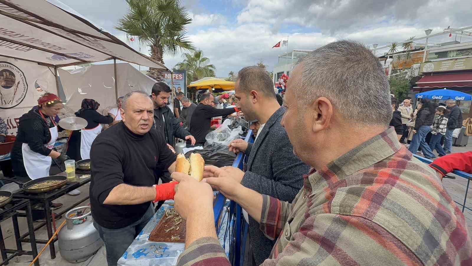 Bodrum’da hamsi ziyafeti: 3 ton hamsi dağıtıldı
