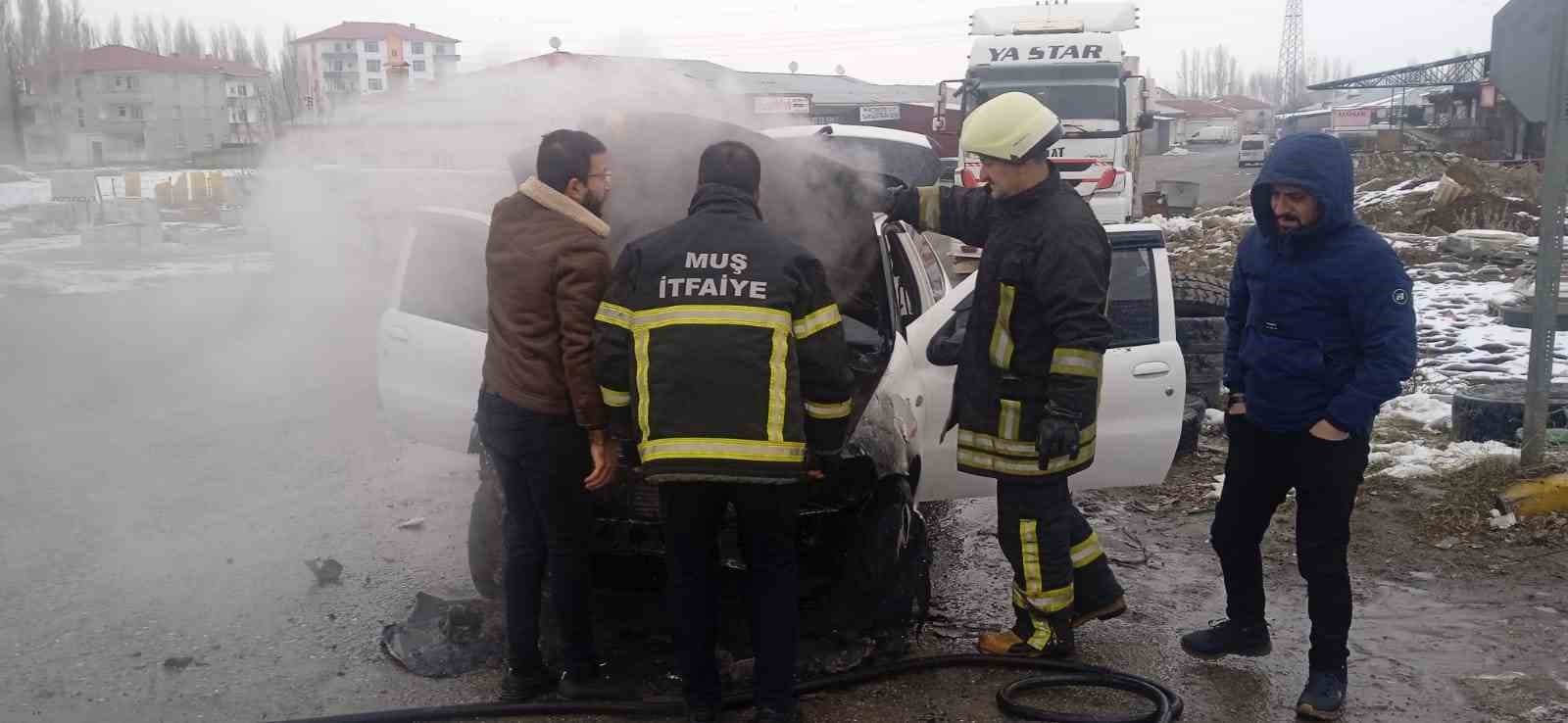 Muş’ta otomobil alev alev yandı
