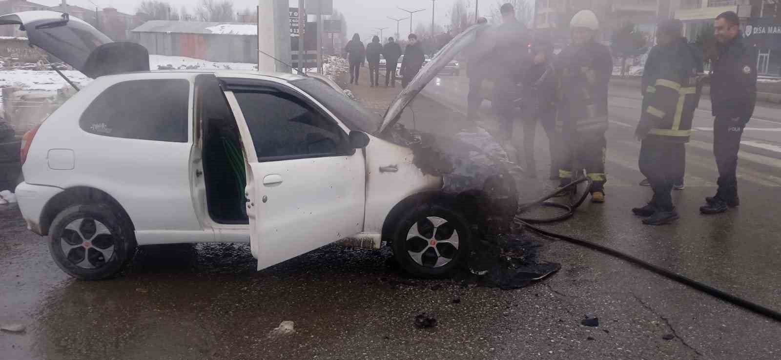 Muş’ta otomobil alev alev yandı
