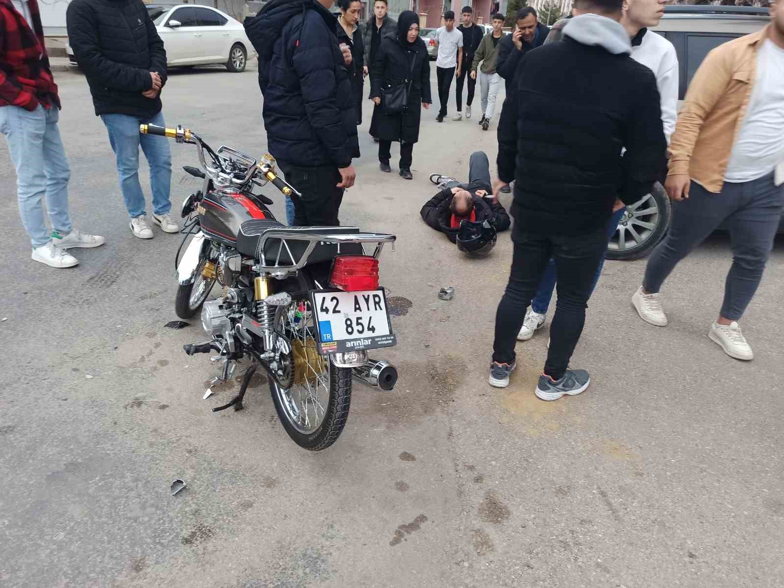 Otomobil ile motosikletin çapıştığı kaza kamerada
