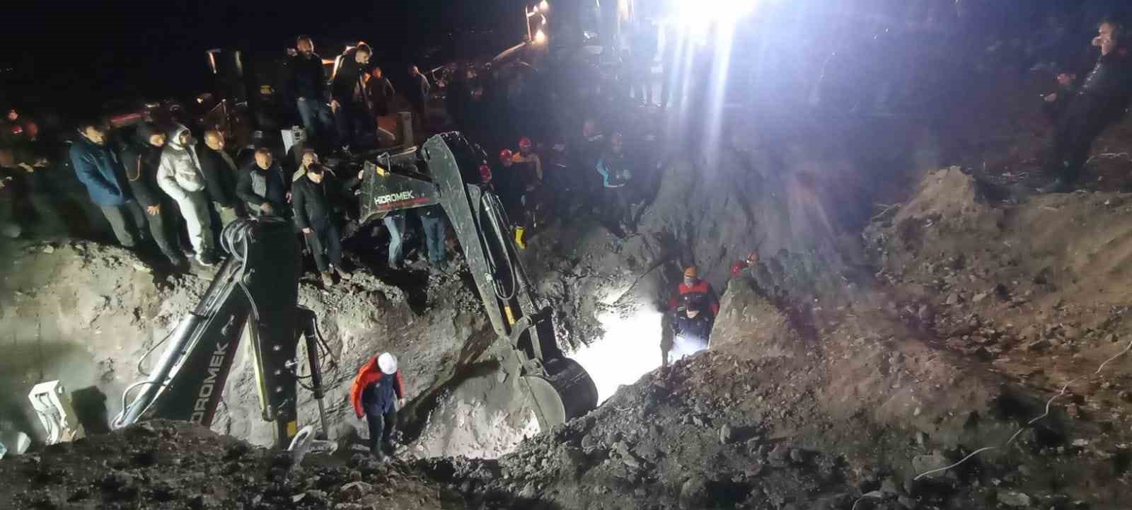 Amasya Valisi Önder Bakan, köyde su kuyusu açma çalışması sırasında meydana gelen göçükte toprak altında kalan 2 kişinin cansız bedenlerine ulaştıklarını açıkladı.
