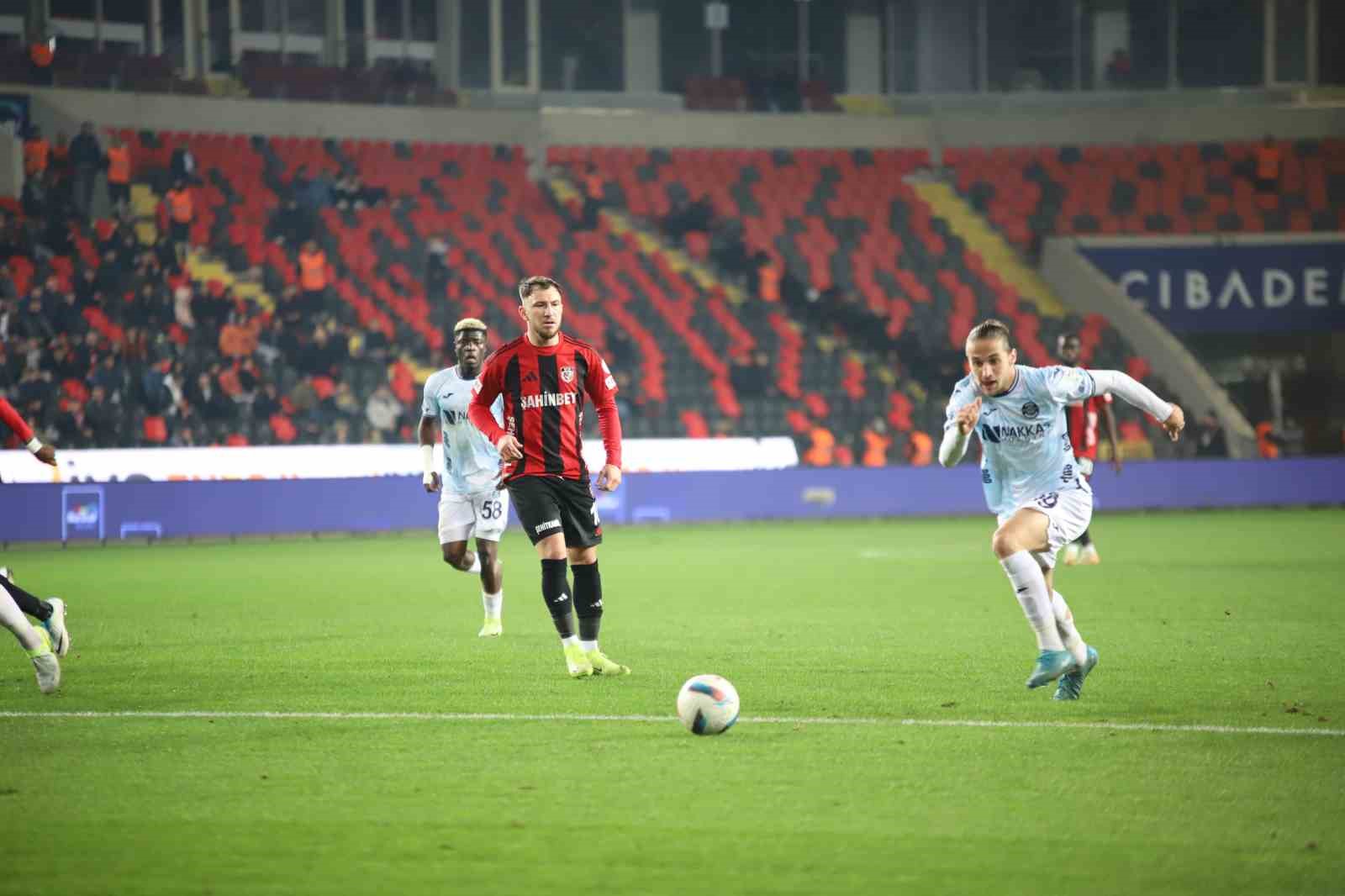 Trendyol Süper Lig: Gaziantep FK: 1 - Adana Demirspor: 0 (İlk yarı)
