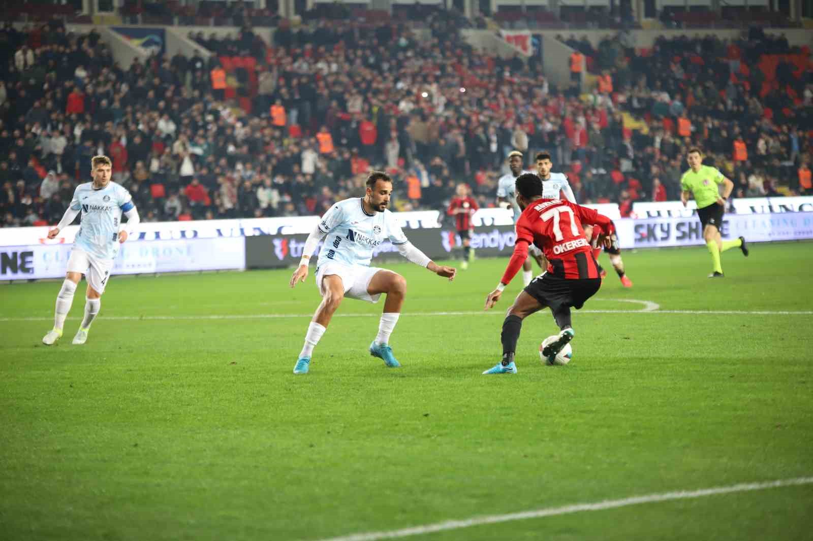 Trendyol Süper Lig: Gaziantep FK: 1 - Adana Demirspor: 0 (İlk yarı)
