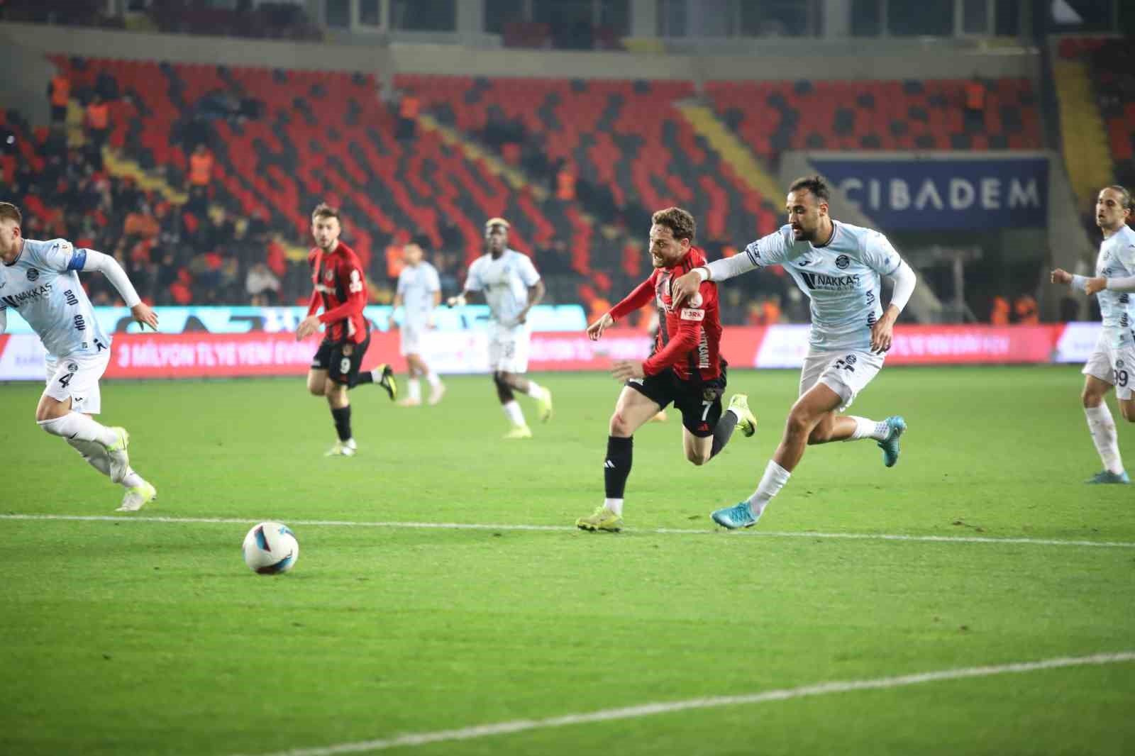 Trendyol Süper Lig: Gaziantep FK: 1 - Adana Demirspor: 0 (İlk yarı)
