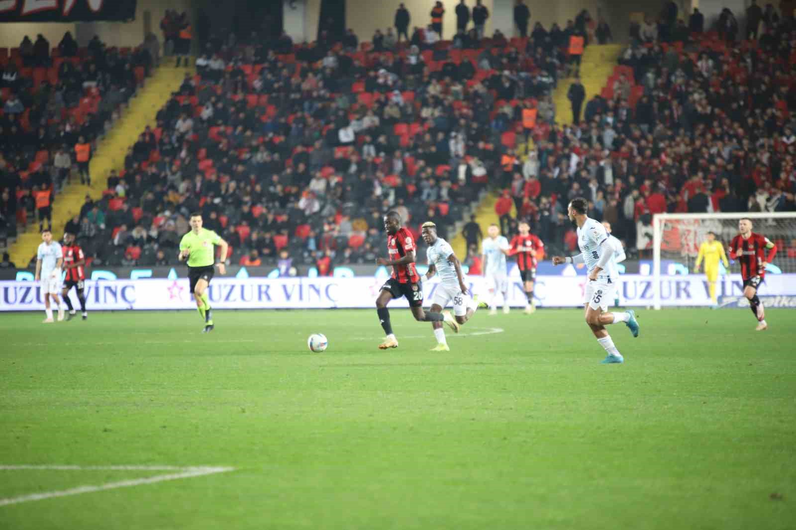 Trendyol Süper Lig: Gaziantep FK: 1 - Adana Demirspor: 0 (İlk yarı)
