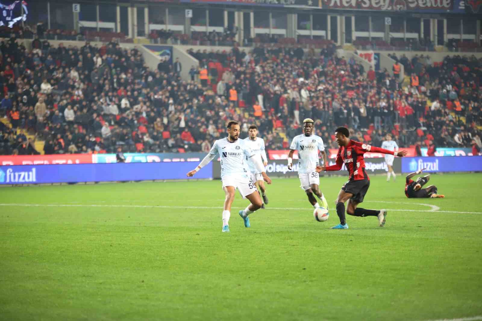 Trendyol Süper Lig: Gaziantep FK: 1 - Adana Demirspor: 0 (İlk yarı)
