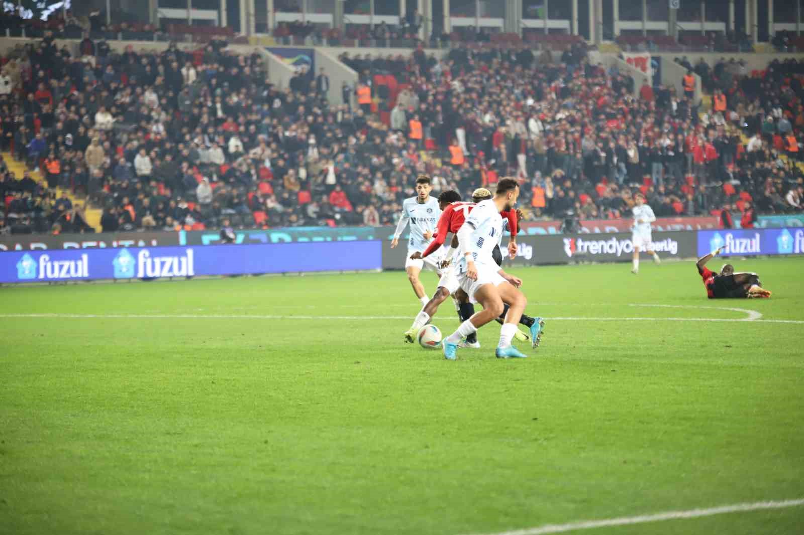 Trendyol Süper Lig: Gaziantep FK: 1 - Adana Demirspor: 0 (İlk yarı)
