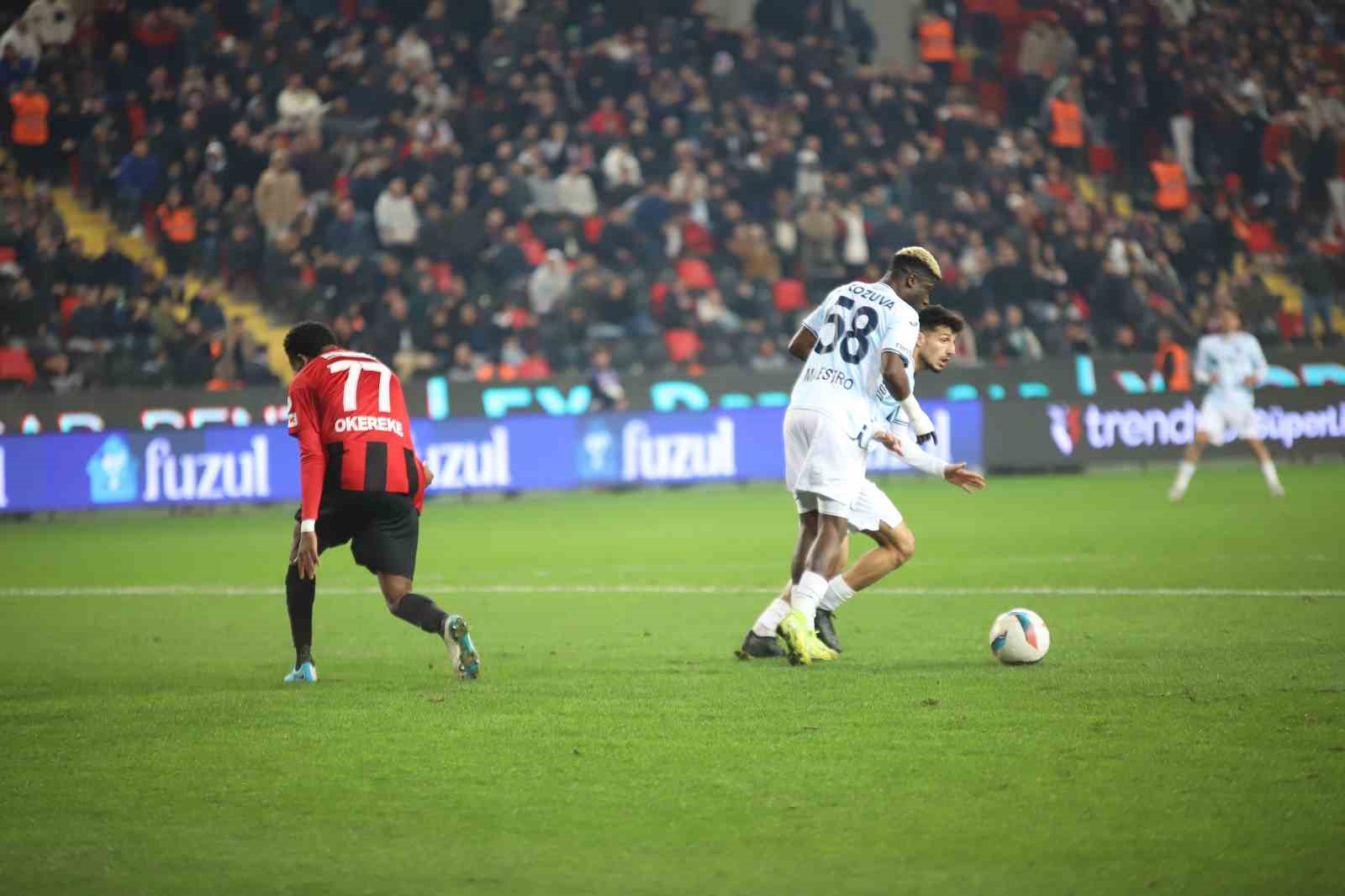 Trendyol Süper Lig: Gaziantep FK: 1 - Adana Demirspor: 0 (İlk yarı)
