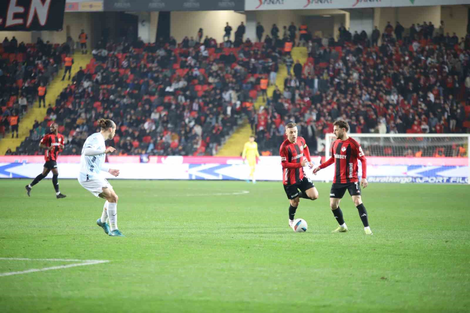 Trendyol Süper Lig: Gaziantep FK: 1 - Adana Demirspor: 0 (İlk yarı)
