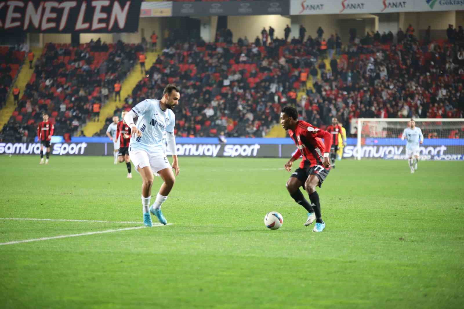 Trendyol Süper Lig: Gaziantep FK: 1 - Adana Demirspor: 0 (İlk yarı)
