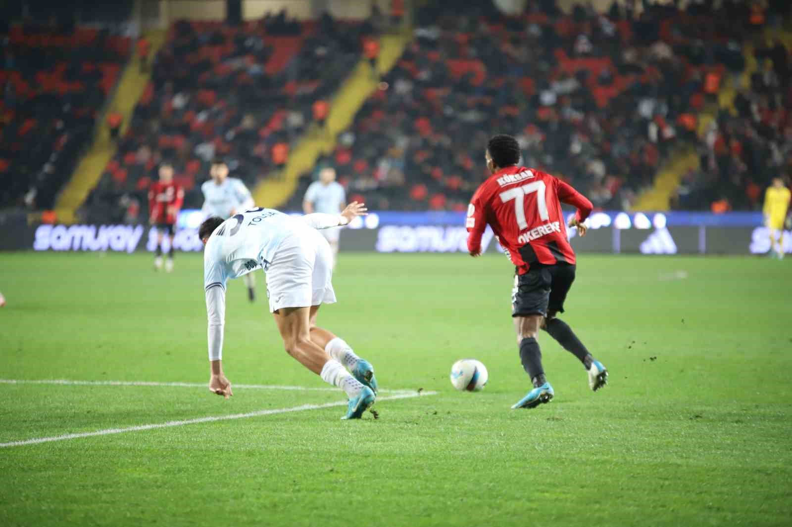 Trendyol Süper Lig: Gaziantep FK: 1 - Adana Demirspor: 0 (İlk yarı)
