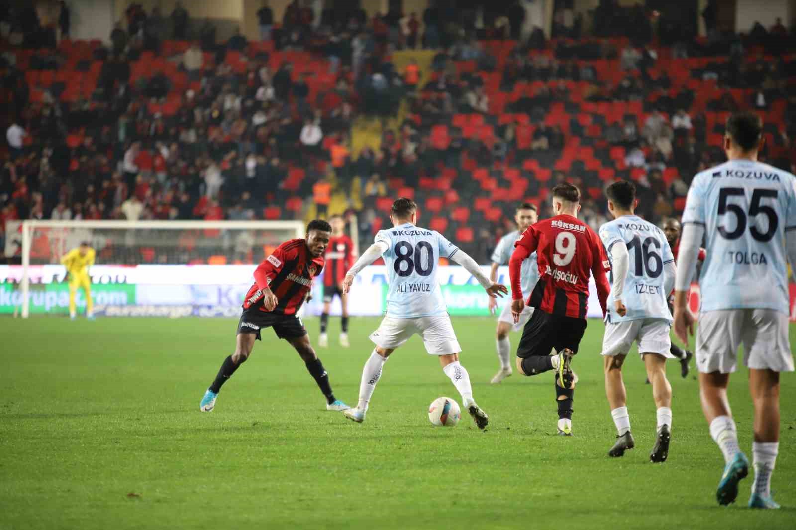 Trendyol Süper Lig: Gaziantep FK: 1 - Adana Demirspor: 0 (İlk yarı)
