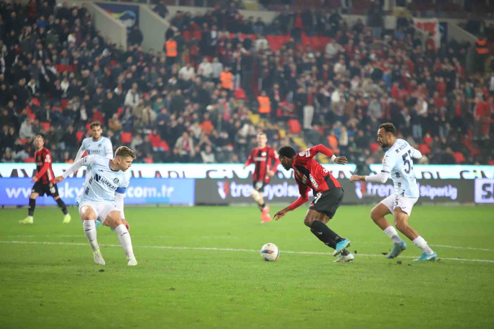 Trendyol Süper Lig: Gaziantep FK: 1 - Adana Demirspor: 0 (İlk yarı)
