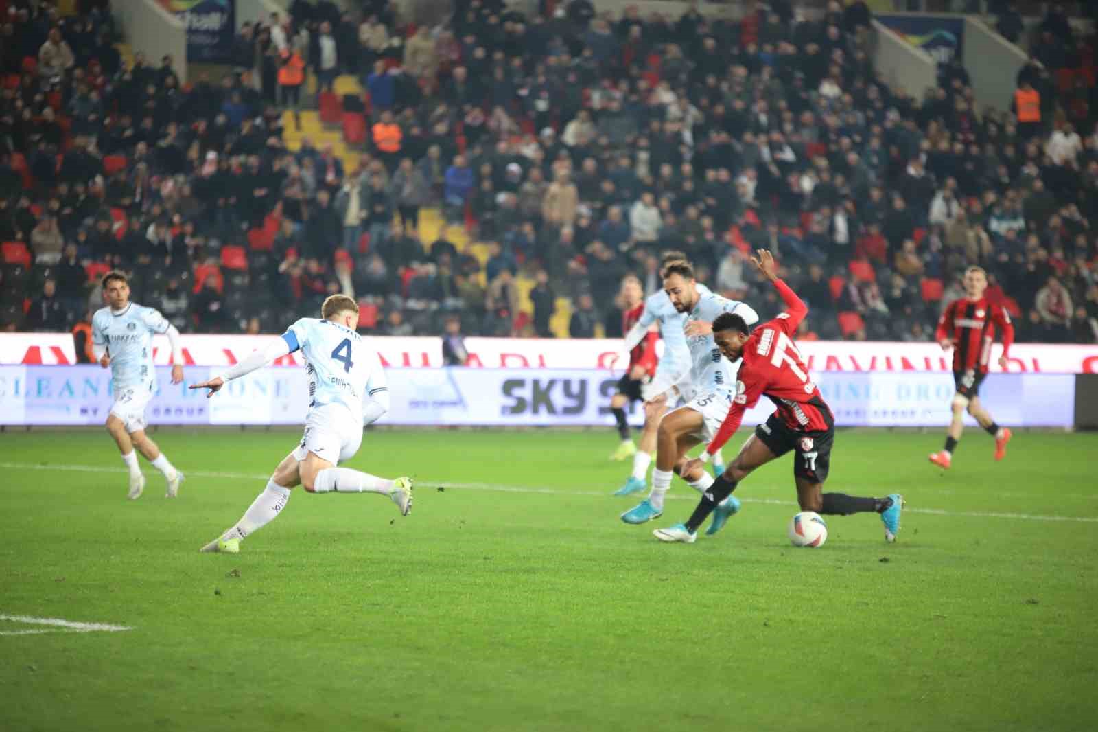 Trendyol Süper Lig: Gaziantep FK: 1 - Adana Demirspor: 0 (İlk yarı)
