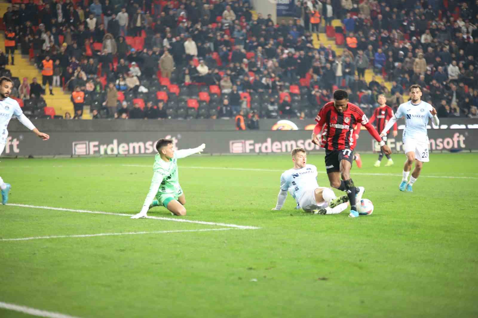 Trendyol Süper Lig: Gaziantep FK: 1 - Adana Demirspor: 0 (İlk yarı)
