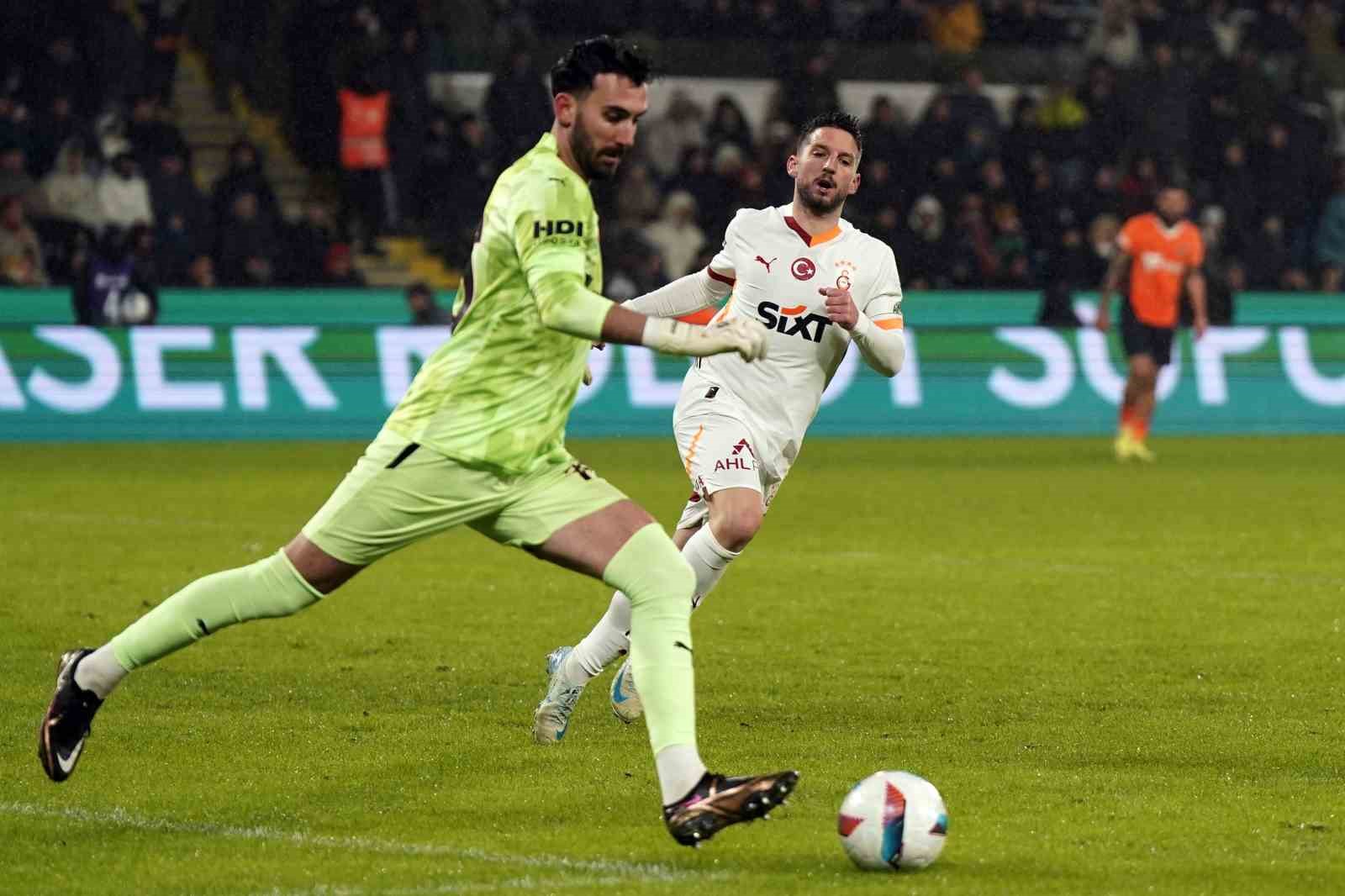 Trendyol Süper Lig: Başakşehir: 0 - Galatasaray: 1 (İlk yarı)
