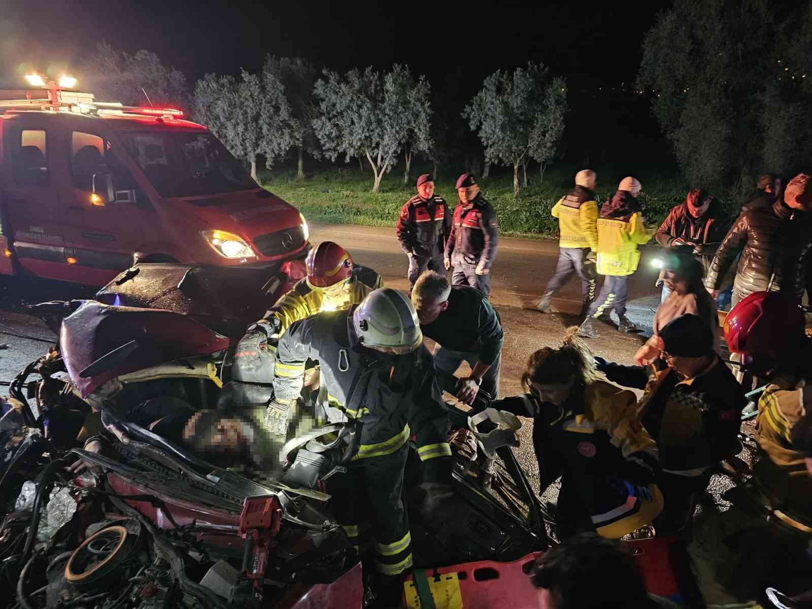 Bursa’da otomobil ile tır çarpıştı: 3 yaralı
