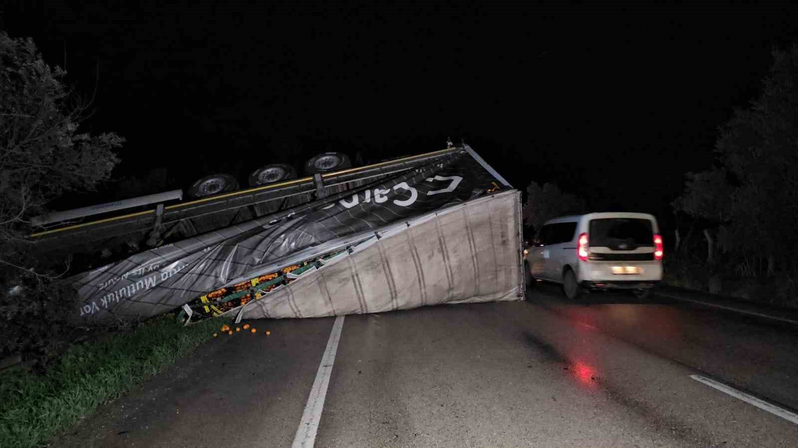 Bursa’da otomobil ile tır çarpıştı: 3 yaralı
