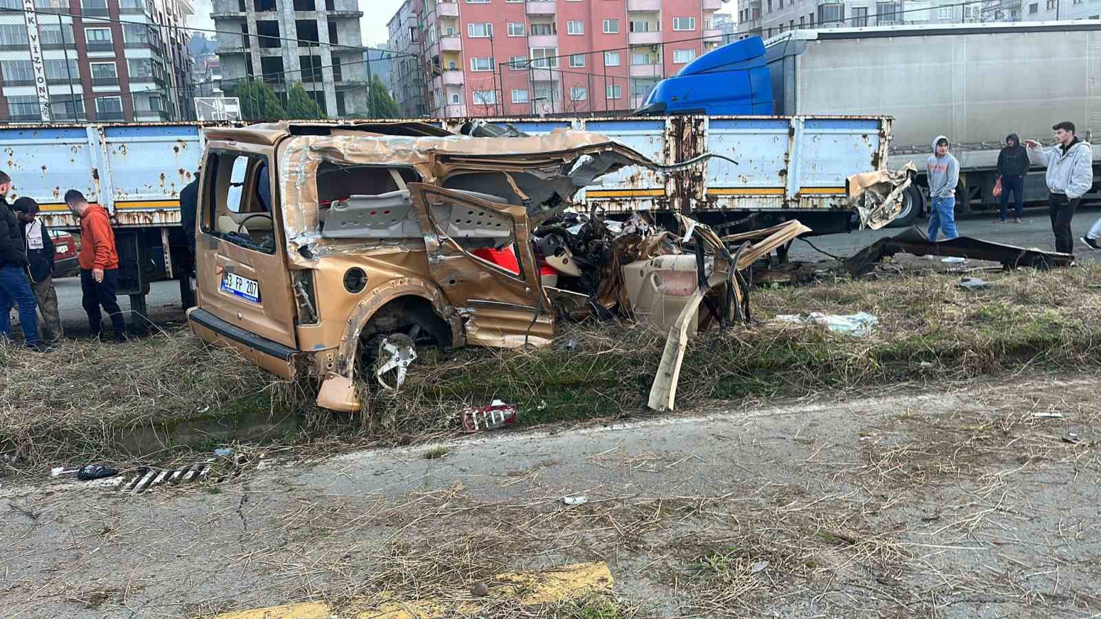 Rize’de kontrolden çıkan otomobil park halindeki tıra çarptı: 1 yaralı
