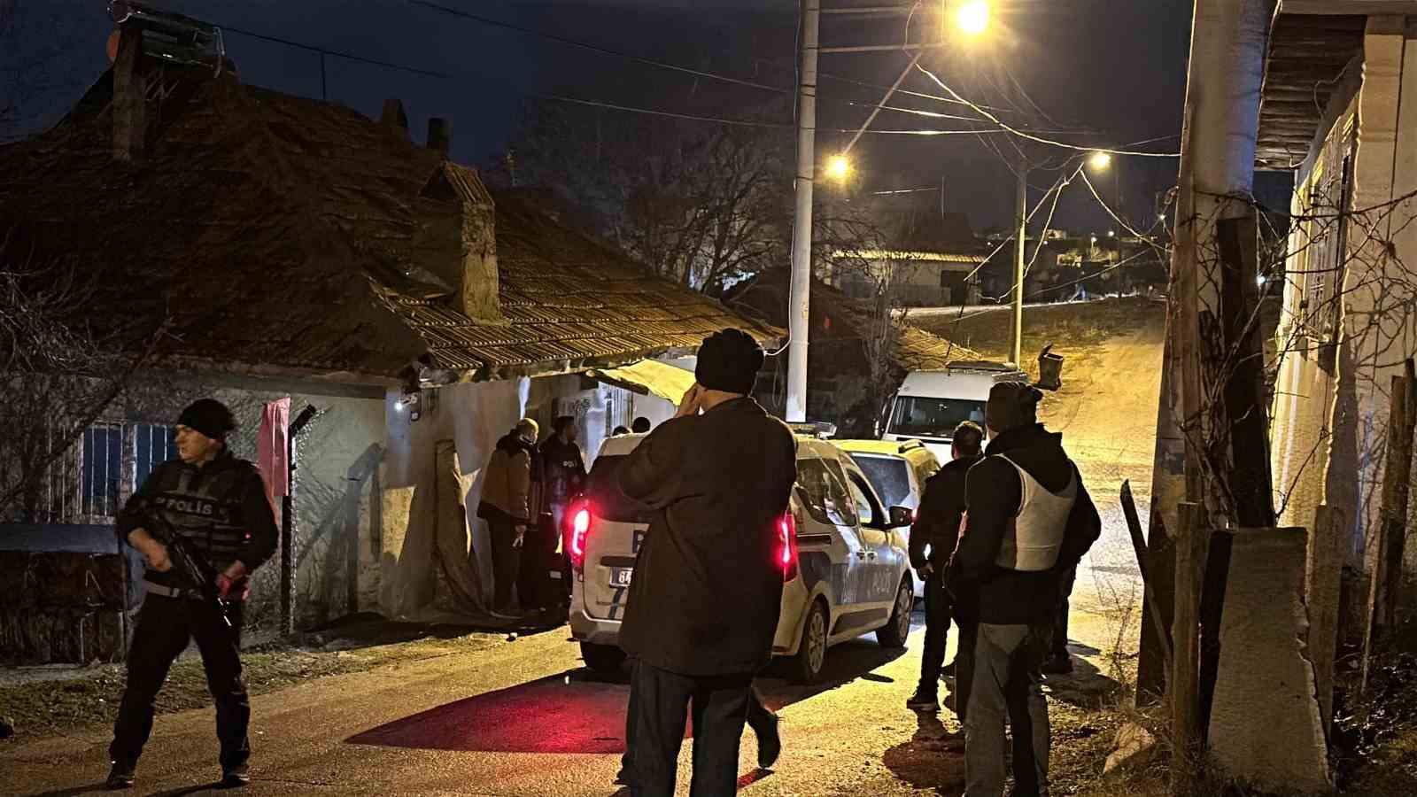 Eşini ve kayınbiraderini sokak ortasında pompalı tüfekle vurdu
