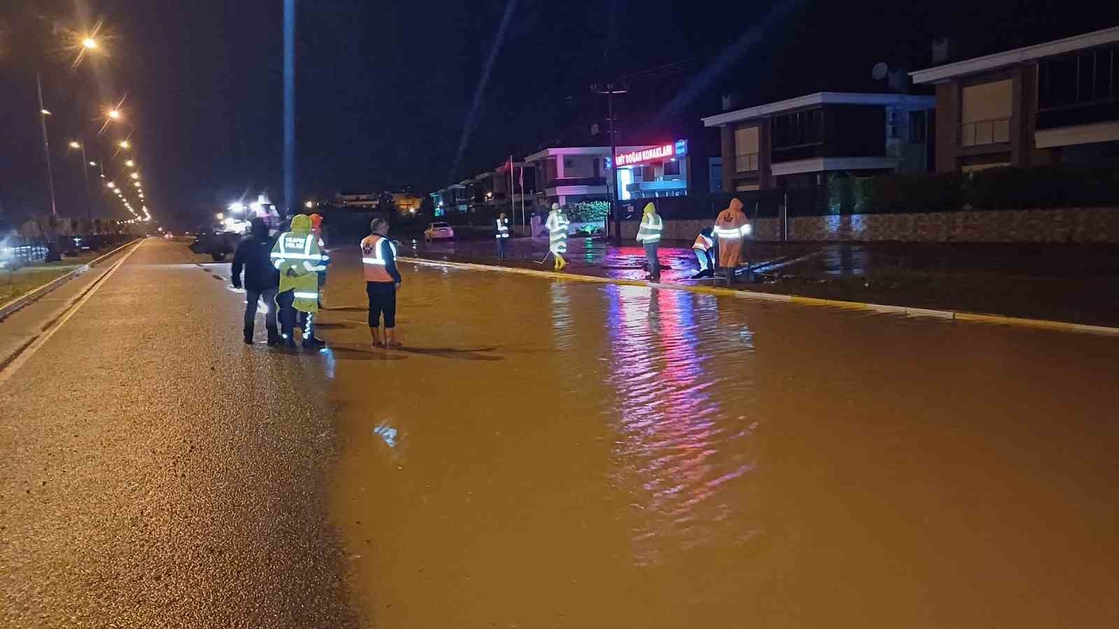 Su baskını nedeniyle trafiğe kapanan İzmir - Çanakkale Karayolu tekrar trafiğe açıldı
