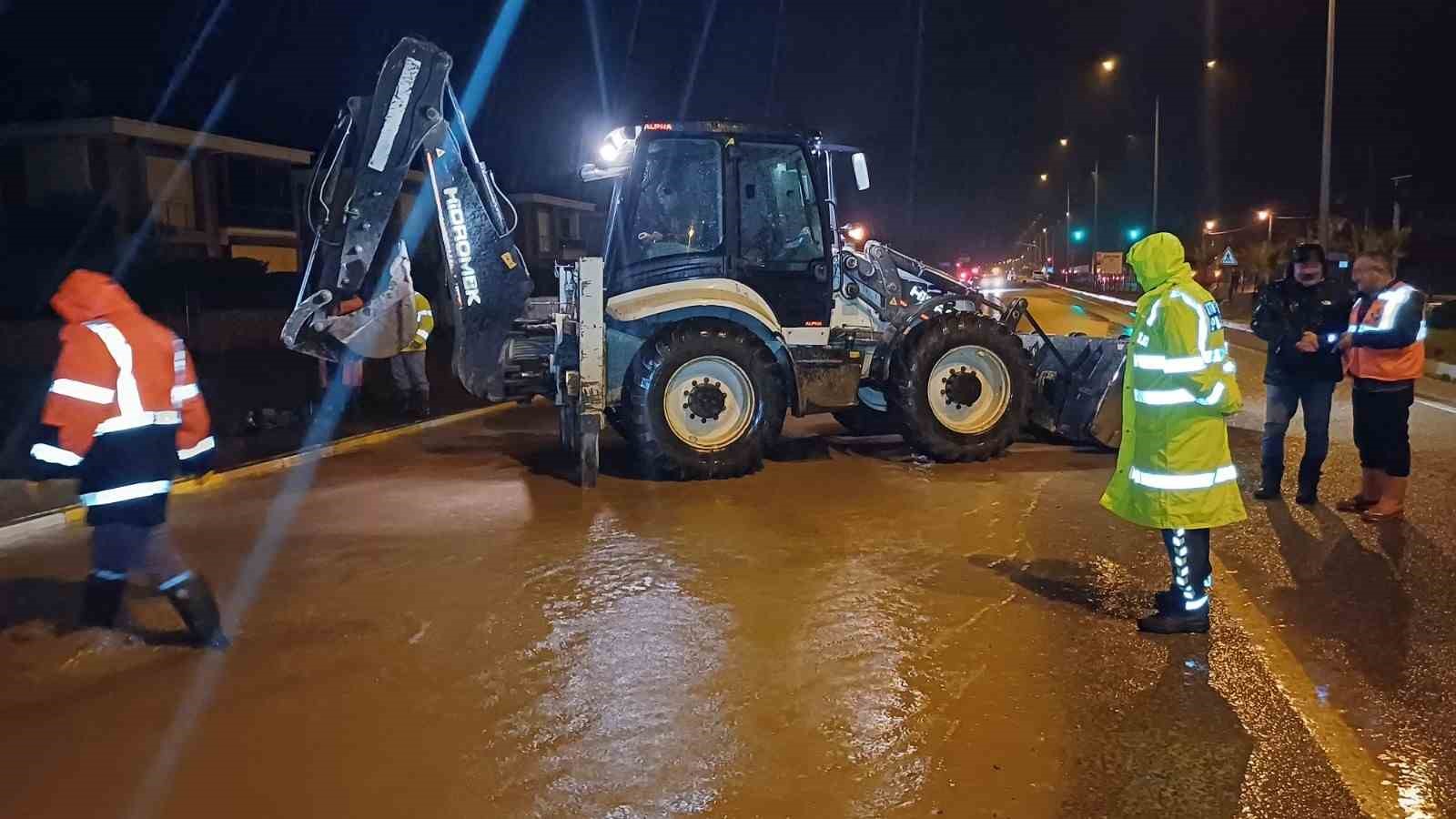 Su baskını nedeniyle trafiğe kapanan İzmir - Çanakkale Karayolu tekrar trafiğe açıldı
