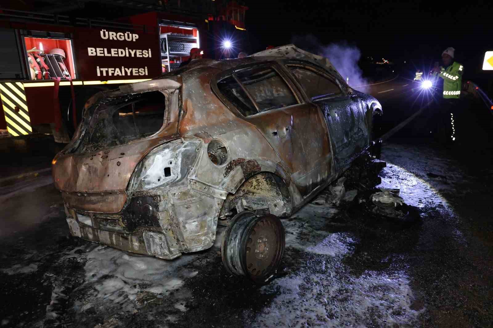 Otomobil ile motosiklet çarpıştı, 2 araç da alev alev yandı: 2 yaralı
