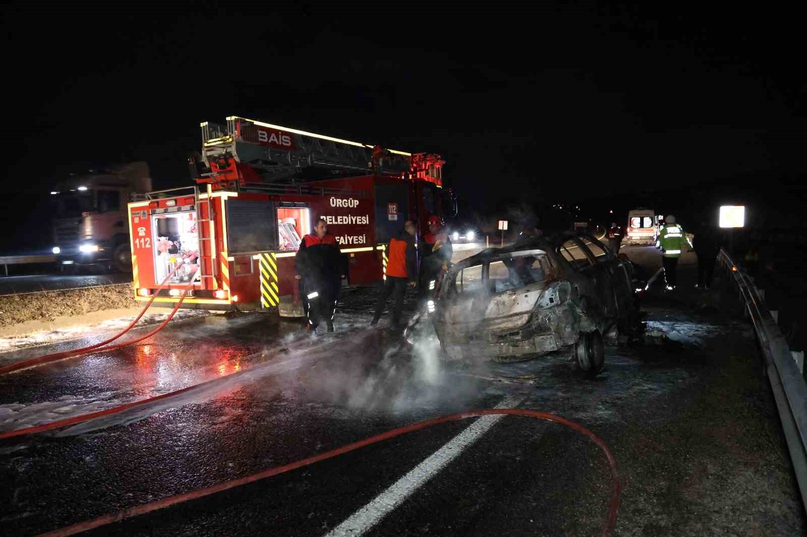 Otomobil ile motosiklet çarpıştı, 2 araç da alev alev yandı: 2 yaralı
