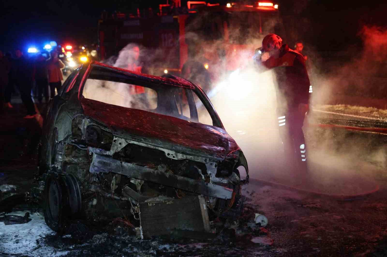 Otomobil ile motosiklet çarpıştı, 2 araç da alev alev yandı: 2 yaralı
