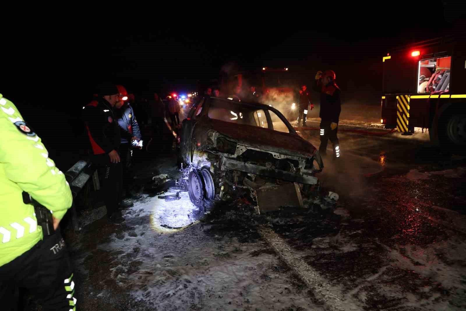 Otomobil ile motosiklet çarpıştı, 2 araç da alev alev yandı: 2 yaralı
