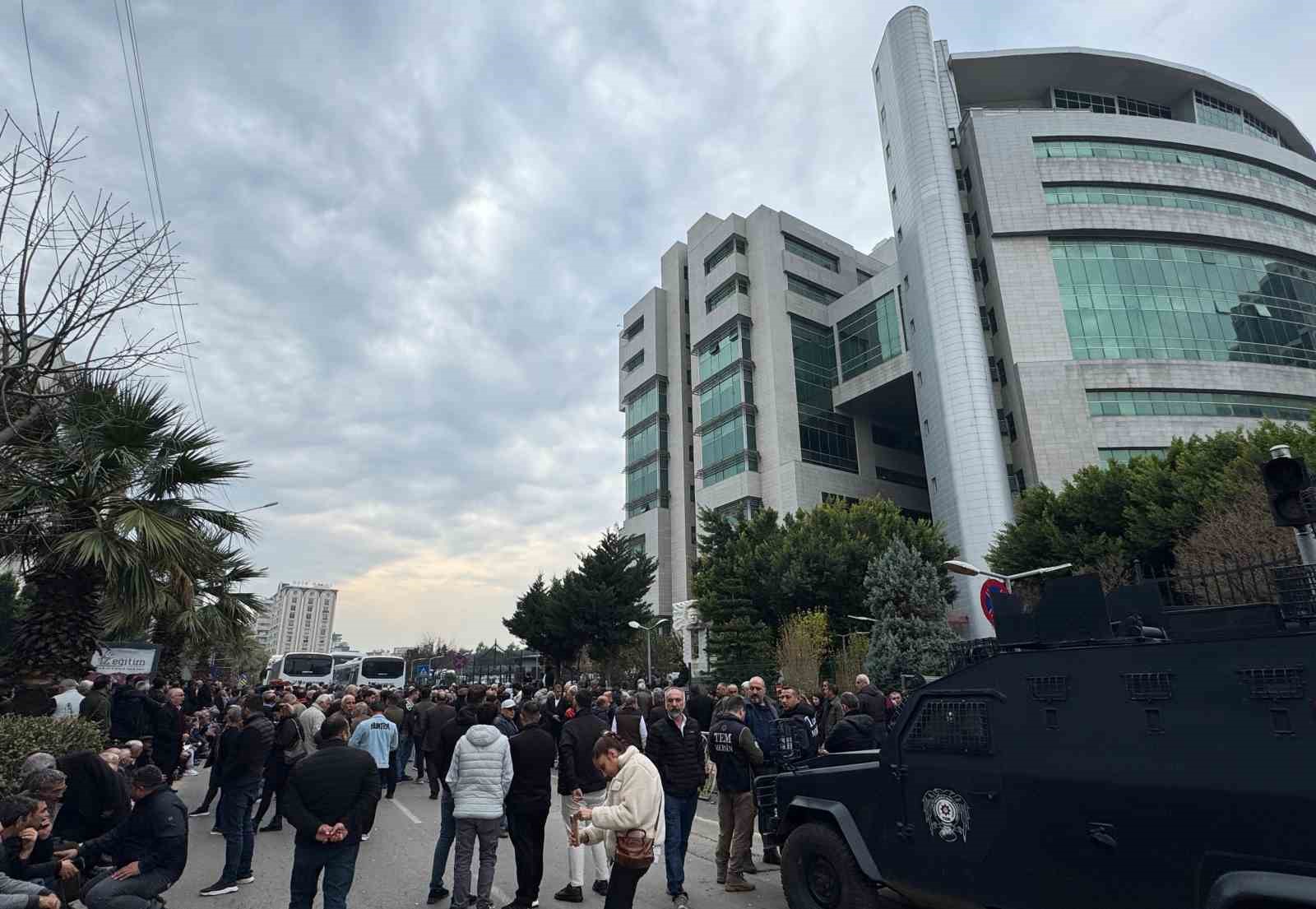 Mersin’de DEM Partili Akdeniz Belediye Başkanı ve 4 meclis üyesi tutuklandı
