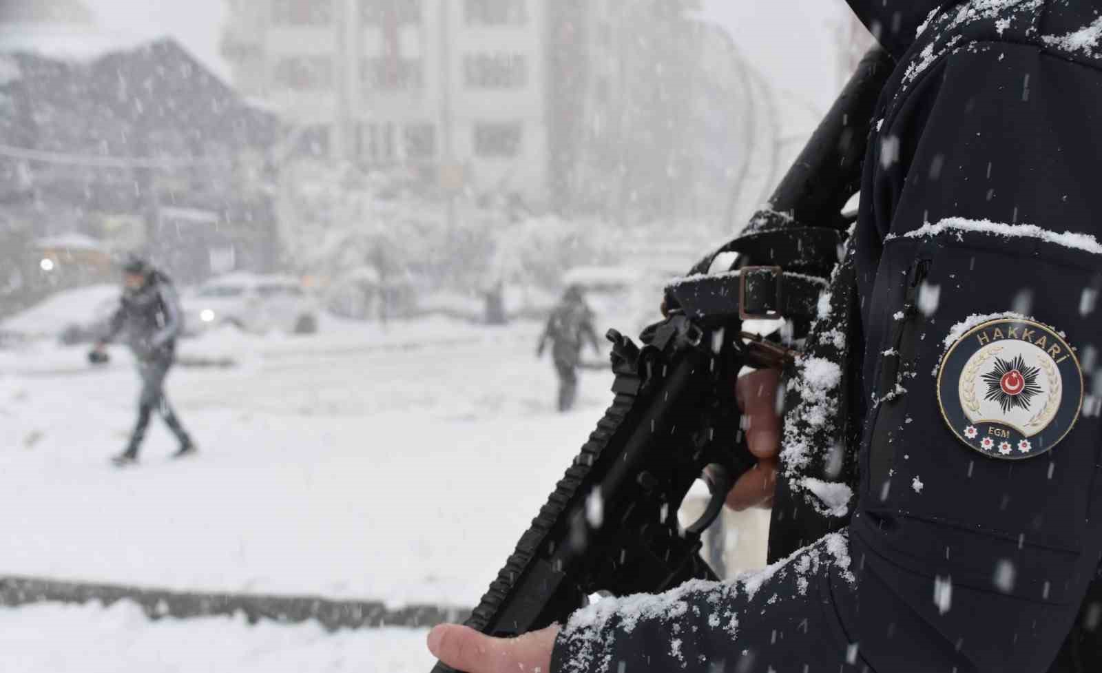 Hakkari polisi kar kış demeden görev başında
