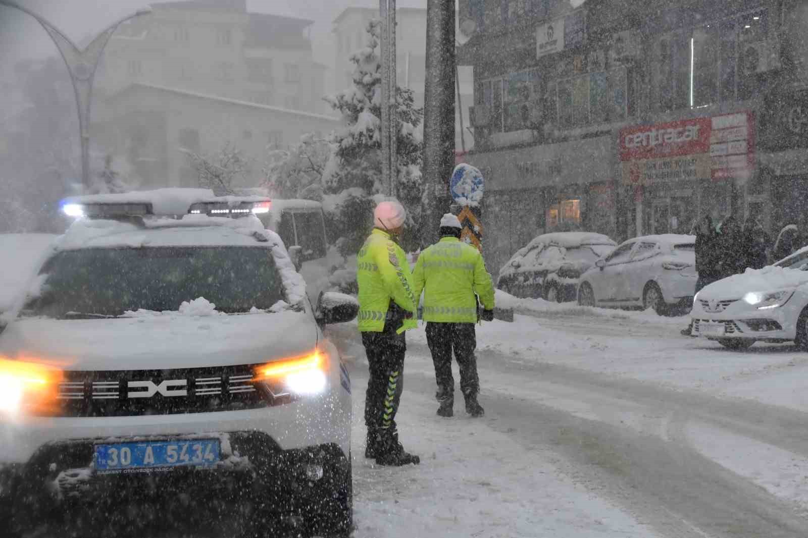 Hakkari polisi kar kış demeden görev başında
