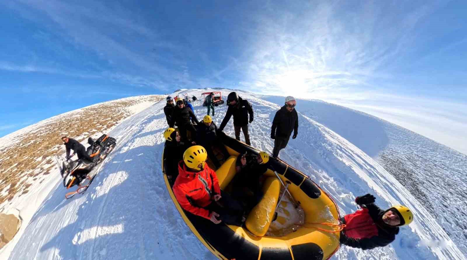 Erzincan’da adrenalin dolu macera: Kar raftingi renkli görüntüler oluşturdu
