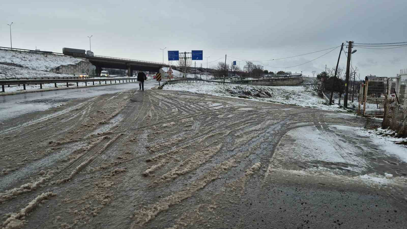 Tekirdağ’da kar yağışı şehri beyaza bürüdü
