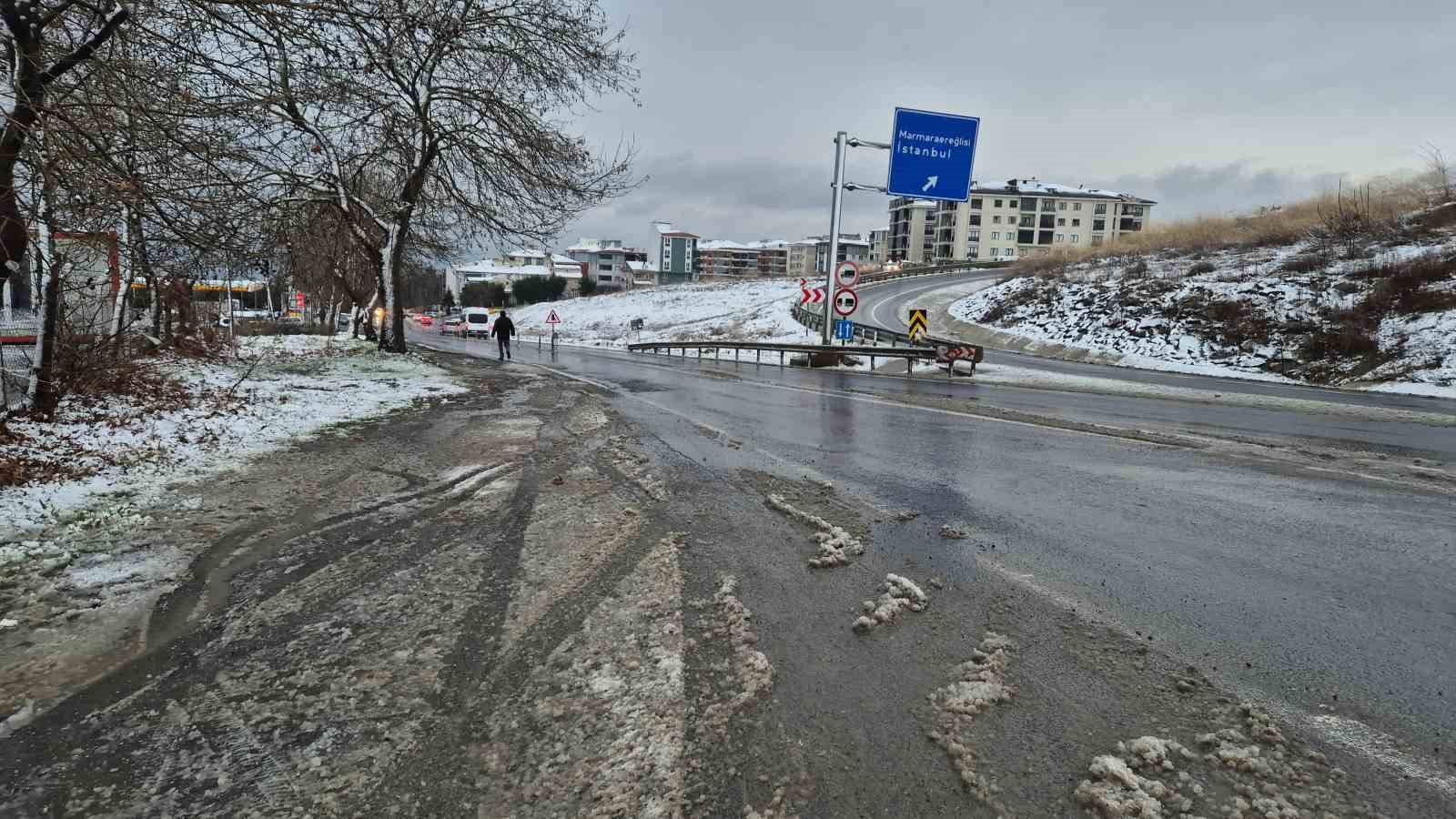 Tekirdağ’da kar yağışı şehri beyaza bürüdü
