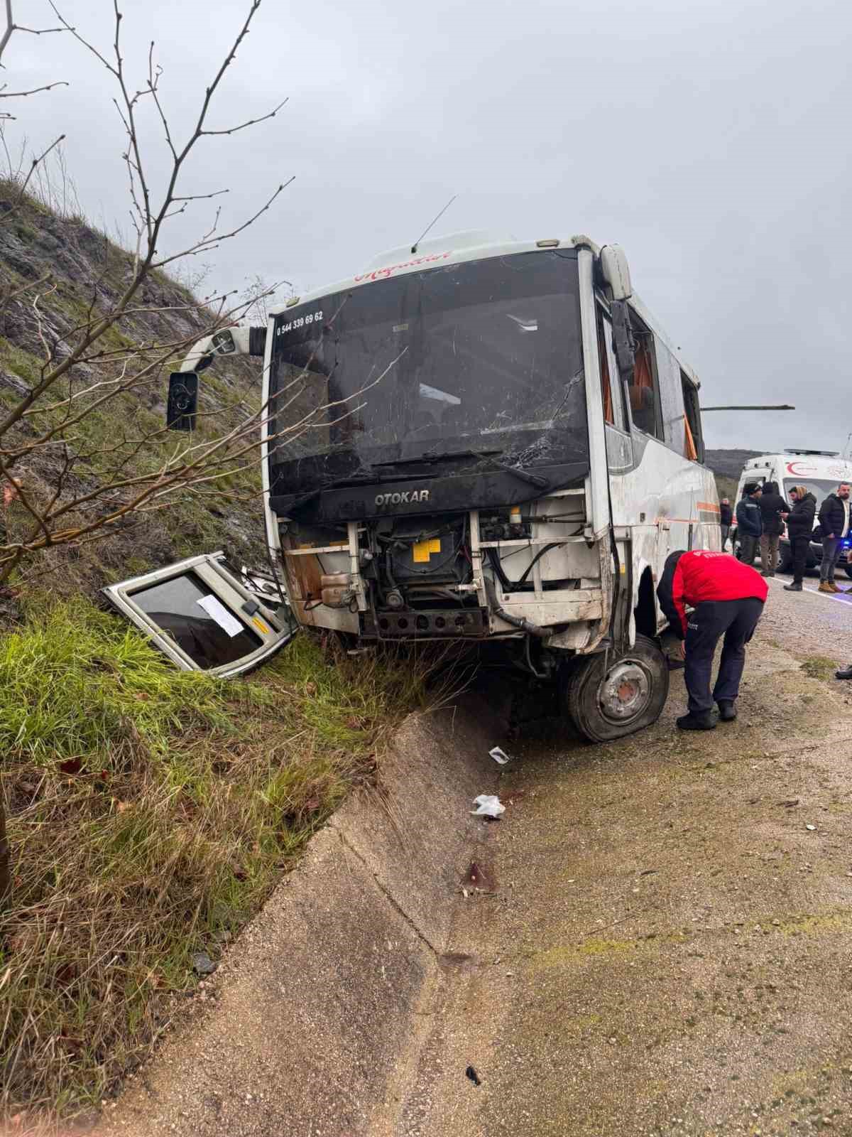 Gönen’de servis kazası: 4’ü ağır 26 yaralı
