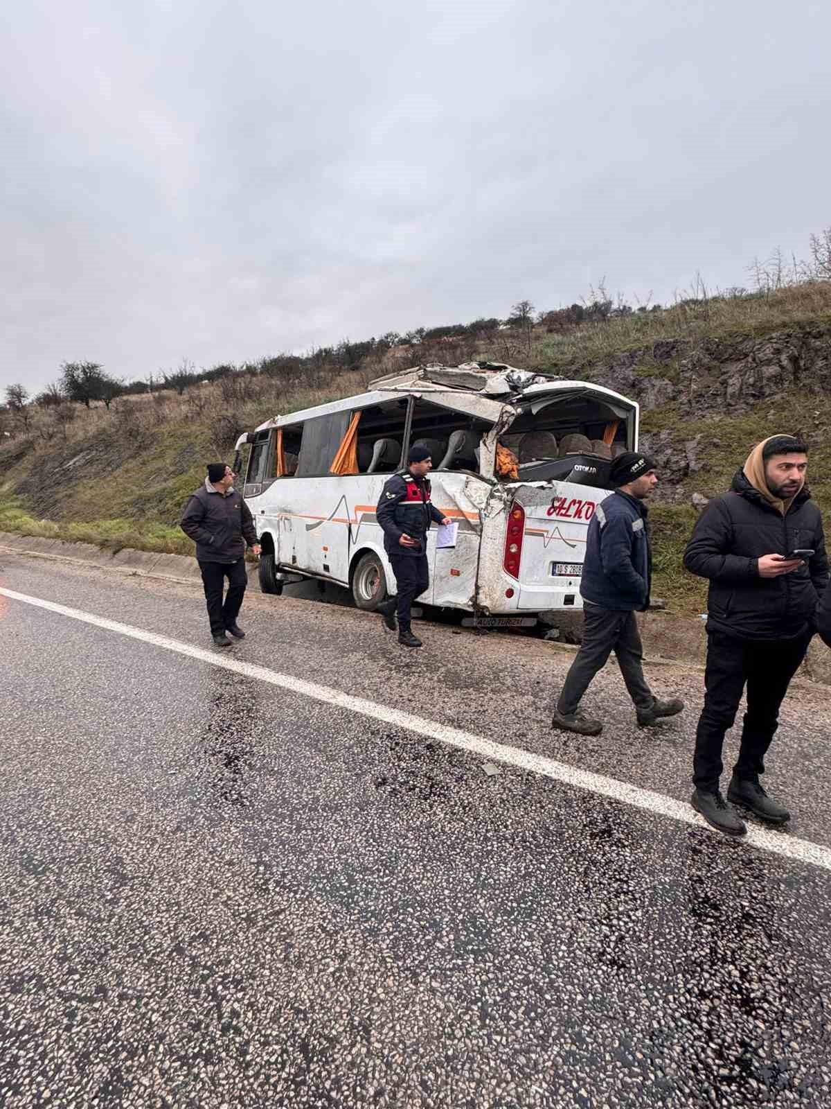 Gönen’de servis kazası: 4’ü ağır 26 yaralı
