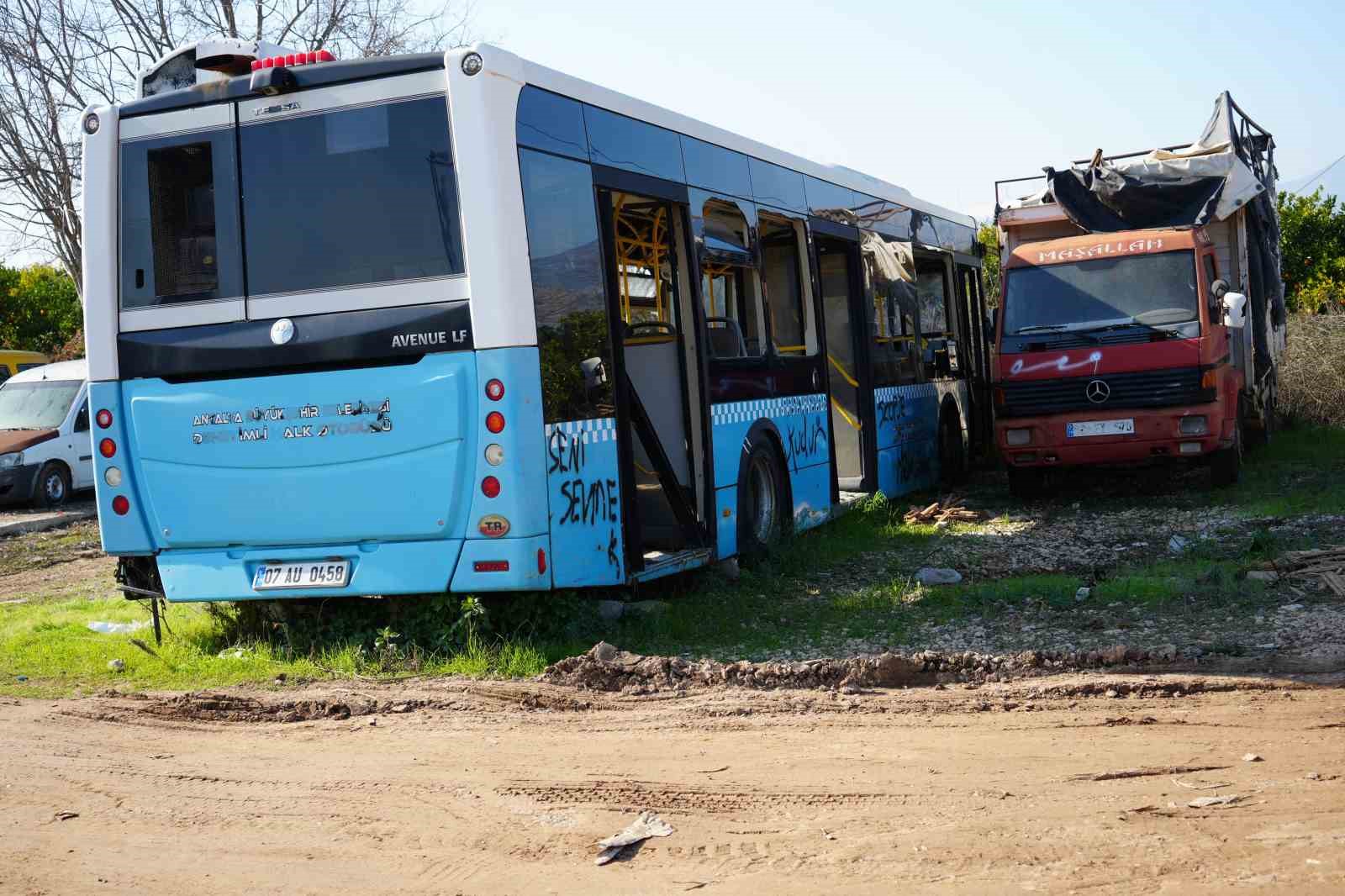 Milli servet otoparklarda çürümeye terk edildi, aralarında 21 yıldır bekleyen var
