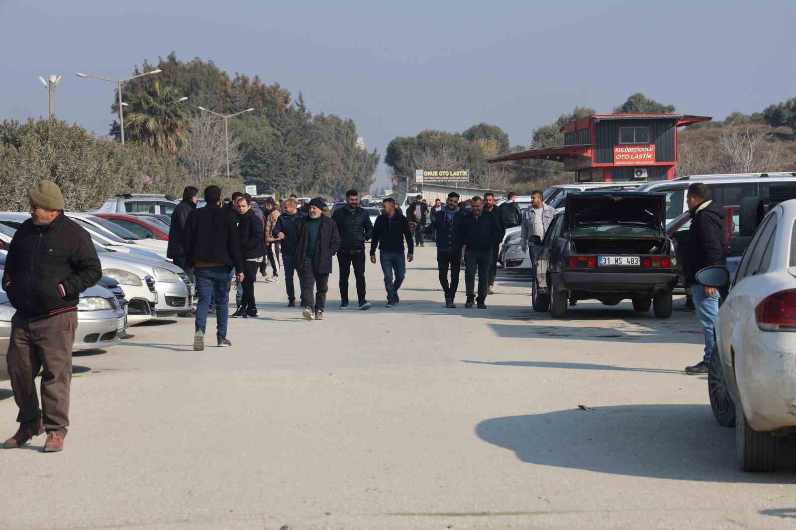 Dönüş hazırlığındaki Suriyelilerin araçlarını piyasanın altında satmak istemeleri fiyatları düşürdü
