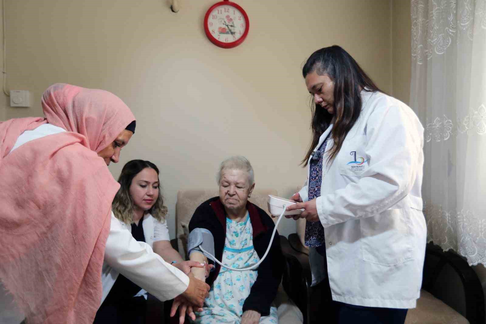 Bayraklı Belediyesi ‘yaşlı destek hattı’ kurdu
