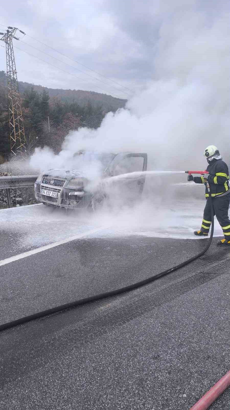 Bilecik’te seyir halinde alev alan araçta maddi hasar meydana geldi
