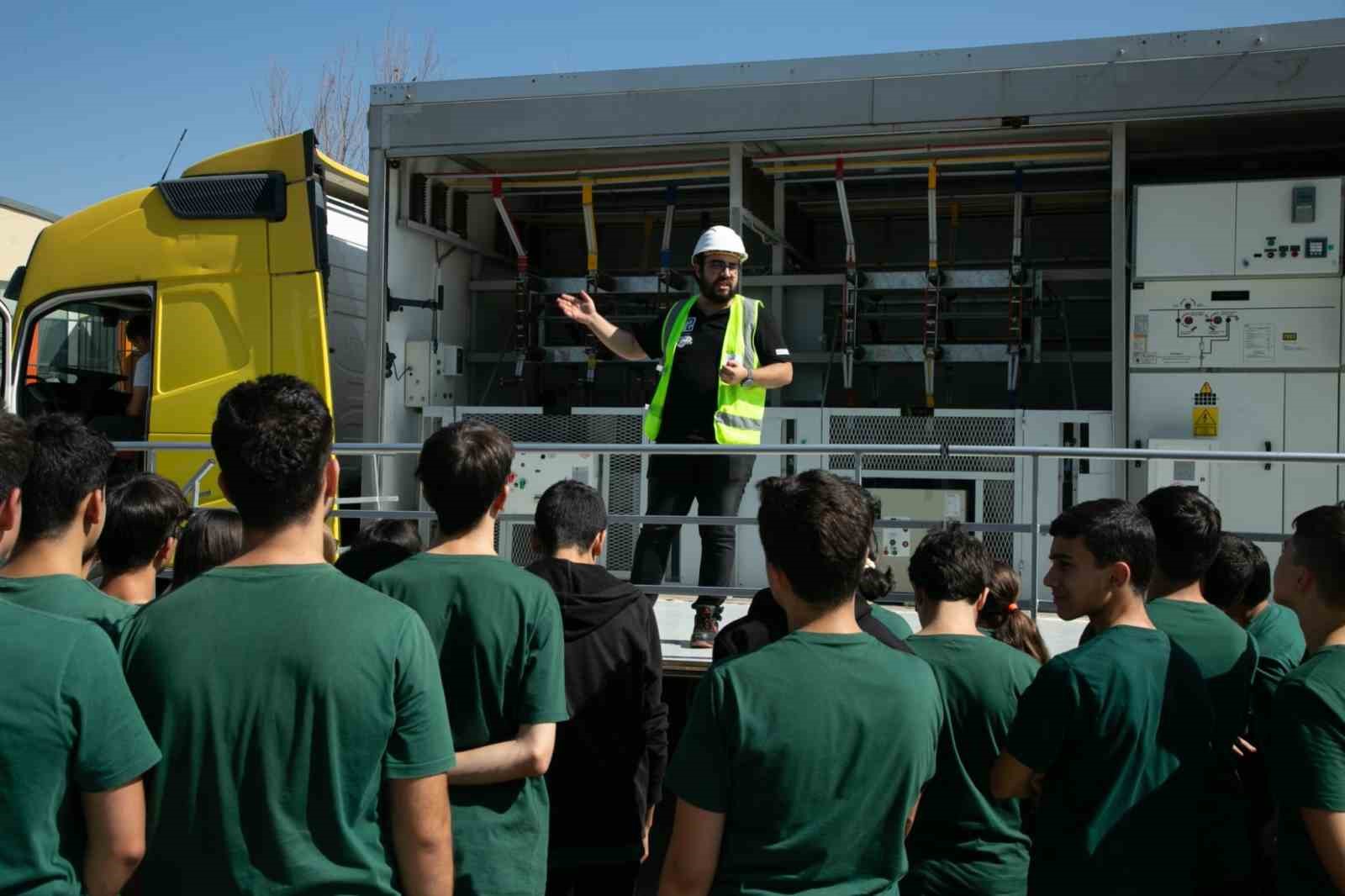 Enerjisa Dağıtım Şirketleri’nin Mobil Eğitim Tırı 2025’te deprem bölgesini ziyaret edecek
