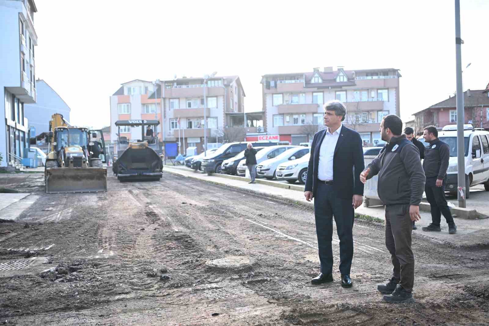 Kartepe İstasyon Mahallesi’ne 280 ton asfalt
